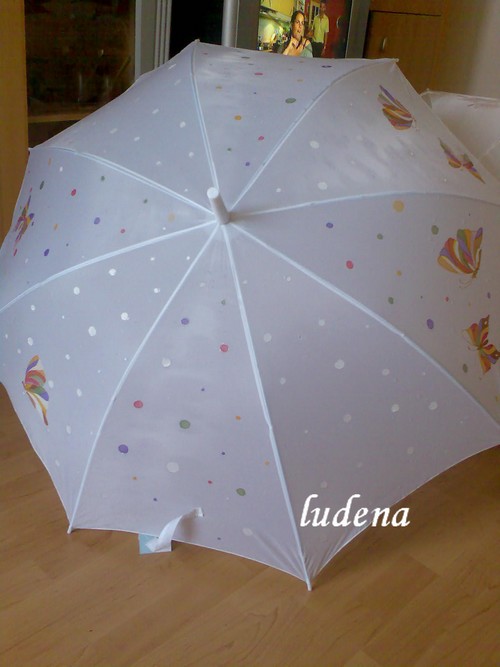 bílý deštník s motýly 